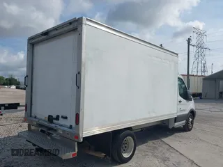 2019 Ford Transit z VIN 1FDBF8ZM6KKA67975, wystawiony jako IAAI lot #42294894 z przebiegiem 108 670 mil mil oraz . Historia ofert i sprzedaży dostępna na DreamBid. Obrazek 4.