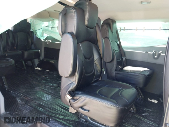 2019 Ford Transit Passenger XL z VIN 1FBZX2YM2KKA61349, wystawiony jako IAAI lot #42342349 z przebiegiem 106 593 mil mil oraz . Historia ofert i sprzedaży dostępna na DreamBid. Obrazek 8.