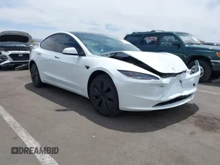 2025 Tesla Model 3 Long Range z VIN 5YJ3E1EA9SF943028, wystawiony jako IAAI lot #42372207 z przebiegiem 3 975 mil mil oraz . Historia ofert i sprzedaży dostępna na DreamBid. Obrazek 1.
