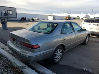 1998 Toyota Camry LE z VIN JT2BF28K2W0115564, wystawiony jako Copart lot #46628495 z przebiegiem 133 215 mil mil oraz Czysty tytuł • Clean title. Historia ofert i sprzedaży dostępna na DreamBid. Obrazek 3.