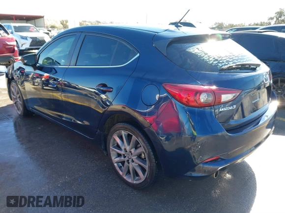 2018 Mazda 3 Touring z VIN 3MZBN1L36JM238646, wystawiony jako IAAI lot #41376772 z przebiegiem 97 261 mil mil oraz . Historia ofert i sprzedaży dostępna na DreamBid. Obrazek 3.