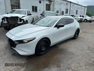 2024 Mazda 3 GT z VIN JM1BPBMY3R1712137, wystawiony jako Copart lot #62354455 z przebiegiem 27 389 mil mil oraz Szkoda całkowita • Salvage title. Historia ofert i sprzedaży dostępna na DreamBid. Obrazek 1.