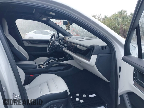 2024 Porsche Cayenne S z VIN WP1AL2AY4RDA33633, wystawiony jako IAAI lot #41405207 z przebiegiem 4 157 mil mil oraz . Historia ofert i sprzedaży dostępna na DreamBid. Obrazek 5.