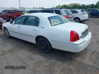 2009 Lincoln Town Car Signature Limited z VIN 2LNHM82V89X631457, wystawiony jako IAAI lot #42304251 z przebiegiem 116 211 mil mil oraz . Historia ofert i sprzedaży dostępna na DreamBid. Obrazek 3.