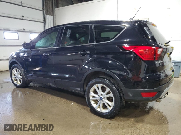 2019 Ford Escape SE z VIN 1FMCU9GD0KUA70135, wystawiony jako Copart lot #52235935 z przebiegiem 107 794 mil mil oraz Czysty tytuł • Clean title. Historia ofert i sprzedaży dostępna na DreamBid. Obrazek 2.