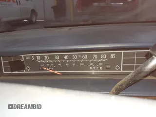 1990 Cadillac DeVille z VIN 1G6CD5331L4293427, wystawiony jako IAAI lot #41764635 z przebiegiem 198 499 mil mil oraz . Historia ofert i sprzedaży dostępna na DreamBid. Obrazek 7.