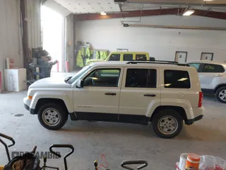 2016 Jeep Patriot Sport z VIN 1C4NJPBA2GD529003, wystawiony jako IAAI lot #42127852 z przebiegiem 53 153 mil mil oraz . Historia ofert i sprzedaży dostępna na DreamBid. Obrazek 14.