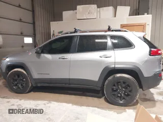 2014 Jeep Cherokee Trailhawk z VIN 1C4PJMBS4EW254963, wystawiony jako IAAI lot #42065845 z przebiegiem 187 356 mil mil oraz . Historia ofert i sprzedaży dostępna na DreamBid. Obrazek 14.