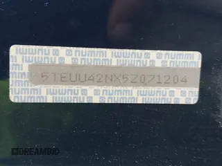 2005 Toyota Tacoma z VIN 5TEUU42NX5Z071204, wystawiony jako IAAI lot #42375147 z przebiegiem 196 158 mil mil oraz . Historia ofert i sprzedaży dostępna na DreamBid. Obrazek 9.