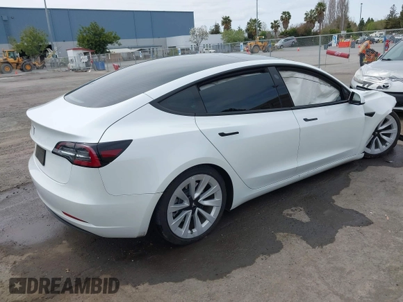 2023 Tesla Model 3 z VIN 5YJ3E1EA5PF383595, wystawiony jako IAAI lot #41965562 z przebiegiem 35 878 mil mil oraz . Historia ofert i sprzedaży dostępna na DreamBid. Obrazek 4.