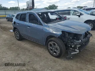 2025 BMW X1 xDrive28i z VIN WBX73EF03S5165138, wystawiony jako Copart lot #54831835 z przebiegiem 2 955 mil mil oraz Szkoda całkowita • Salvage title. Historia ofert i sprzedaży dostępna na DreamBid. Obrazek 4.