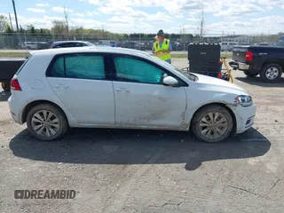 2021 Volkswagen Golf TSI z VIN 3VWG57AU4MM008113, wystawiony jako IAAI lot #42053444 z przebiegiem 24 449 mil mil oraz . Historia ofert i sprzedaży dostępna na DreamBid. Obrazek 13.
