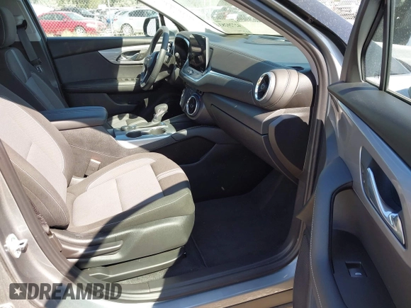 2025 Chevrolet Blazer LT с VIN 3GNKBHR41SS192166, выставлен на аукционе IAAI как лот 42720283 с пробегом 8 678 миль миль и . История ставок и продаж доступна на DreamBid. Изображение 5.