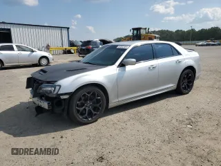 2020 Chrysler 300 S z VIN 2C3CCABT1LH249963, wystawiony jako Copart lot #64062464 z przebiegiem 82 315 mil mil oraz Szkody całkowita. Historia ofert i sprzedaży dostępna na DreamBid. Obrazek 1.