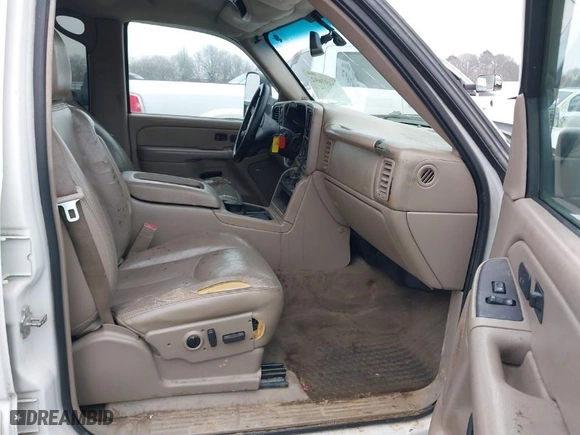 2006 Chevrolet Silverado 2500HD LT1 with VIN 1GCHK23D16F156660, listed as a IAAI auction lot 41497692 with 287,502 mi miles. Bid and sale history available at carsss.com. Image 5.