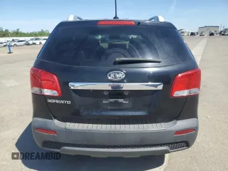 2013 Kia Sorento LX z VIN 5XYKT3A6XDG413614, wystawiony jako Copart lot #57175205 z przebiegiem 152 086 mil mil oraz Szkoda całkowita • Salvage title. Historia ofert i sprzedaży dostępna na DreamBid. Obrazek 6.