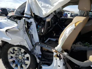 2018 GMC Sierra 2500HD Denali z VIN 1GT12UEYXJF225397, wystawiony jako Copart lot #87736565 z przebiegiem Nie podano mil oraz Nie do naprawy • Non repairable. Historia ofert i sprzedaży dostępna na DreamBid. Obrazek 7.