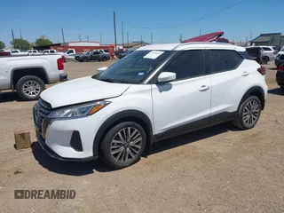 2024 Nissan Kicks SV z VIN 3N1CP5CV0RL482954, wystawiony jako IAAI lot #41978519 z przebiegiem 13 816 mil mil oraz . Historia ofert i sprzedaży dostępna na DreamBid. Obrazek 2.
