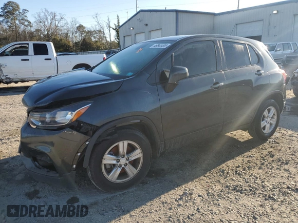 2020 Chevrolet Trax LS z VIN 3GNCJKSB9LL190321, wystawiony jako Copart lot #46644495 z przebiegiem Nie podano mil oraz Szkoda całkowita • Salvage title. Historia ofert i sprzedaży dostępna na DreamBid. Obrazek 1.