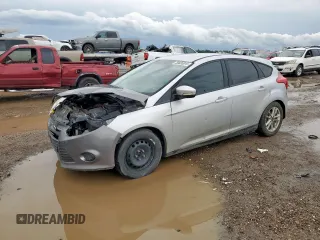 2014 Ford Focus SE z VIN 1FADP3K26EL275977, wystawiony jako Copart lot #58835915 z przebiegiem 145 241 mil mil oraz Szkoda całkowita • Salvage title. Historia ofert i sprzedaży dostępna na DreamBid. Obrazek 1.