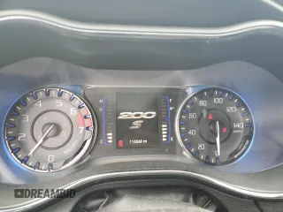 2015 Chrysler 200 S z VIN 1C3CCCBB7FN729438, wystawiony jako Copart lot #58620805 z przebiegiem 115 245 mil mil oraz Szkoda całkowita • Salvage title. Historia ofert i sprzedaży dostępna na DreamBid. Obrazek 9.