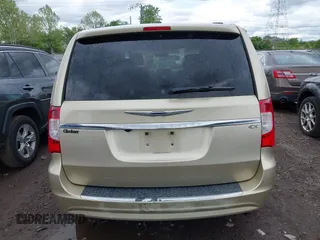 2011 Chrysler Town & Country Touring L z VIN 2A4RR8DG6BR677303, wystawiony jako IAAI lot #42168348 z przebiegiem 237 886 mil mil oraz . Historia ofert i sprzedaży dostępna na DreamBid. Obrazek 16.