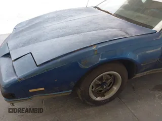 1986 Pontiac Firebird z VIN 1G2FS87S0GL252984, wystawiony jako IAAI lot #42342555 z przebiegiem 553 011 mil mil oraz . Historia ofert i sprzedaży dostępna na DreamBid. Obrazek 6.