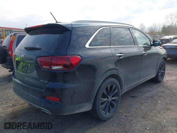 2020 Kia Sorento EX z VIN 5XYPHDA58LG708648, wystawiony jako IAAI lot #42022837 z przebiegiem 80 127 mil mil oraz . Historia ofert i sprzedaży dostępna na DreamBid. Obrazek 4.