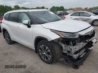 2022 Toyota Highlander XLE z VIN 5TDGZRBHXNS178532, wystawiony jako IAAI lot #42282532 z przebiegiem 10 460 mil mil oraz . Historia ofert i sprzedaży dostępna na DreamBid. Obrazek 1.