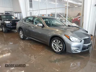 2015 Infiniti Q70 z VIN JN1BY1AR7FM560168, wystawiony jako IAAI lot #41273696 z przebiegiem 97 953 mil mil oraz . Historia ofert i sprzedaży dostępna na DreamBid. Obrazek 1.