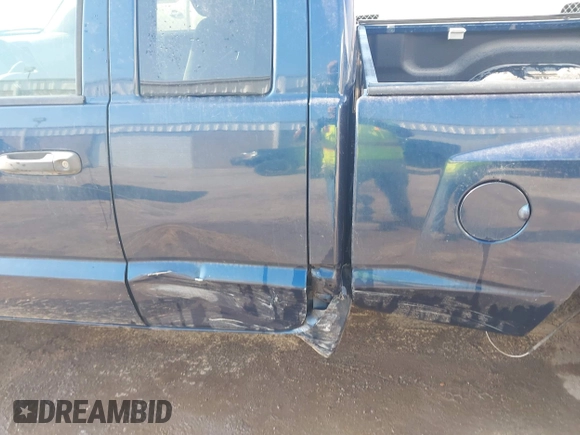2005 Dodge Dakota z VIN 1D7HW22N05S254041, wystawiony jako IAAI lot #40369728 z przebiegiem 152 520 mil mil oraz . Historia ofert i sprzedaży dostępna na DreamBid. Obrazek 6.