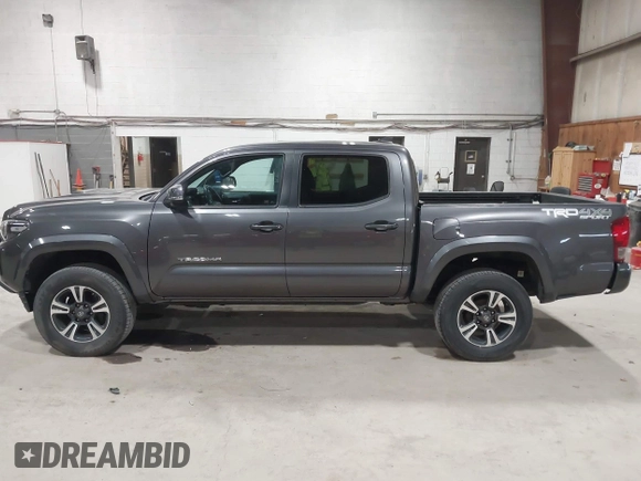 2017 Toyota Tacoma SR5 z VIN 5TFCZ5AN6HX111116, wystawiony jako IAAI lot #42054764 z przebiegiem 103 107 mil mil oraz . Historia ofert i sprzedaży dostępna na DreamBid. Obrazek 14.
