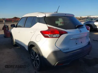 2019 Nissan Kicks SR z VIN 3N1CP5CU1KL546903, wystawiony jako IAAI lot #41765649 z przebiegiem 42 095 mil mil oraz . Historia ofert i sprzedaży dostępna na DreamBid. Obrazek 3.