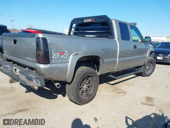 2000 Chevrolet Silverado 2500 LT with VIN 1GCGK29U1YE263011, listed as a IAAI auction lot 41634632 with 179,346 mi miles. Bid and sale history available at carsss.com. Image 4.