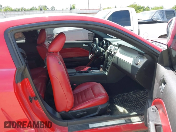 2008 Ford Mustang Deluxe z VIN 1ZVHT80N585139220, wystawiony jako IAAI lot #42260294 z przebiegiem 159 959 mil mil oraz . Historia ofert i sprzedaży dostępna na DreamBid. Obrazek 5.