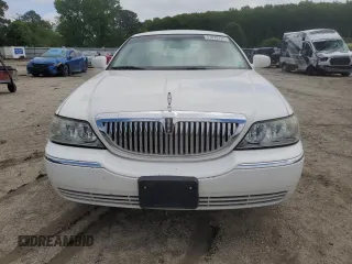 2004 Lincoln Town Car Signature z VIN 1LNHM81W24Y607951, wystawiony jako Copart lot #57070295 z przebiegiem 130 794 mil mil oraz Szkoda całkowita • Salvage title. Historia ofert i sprzedaży dostępna na DreamBid. Obrazek 5.