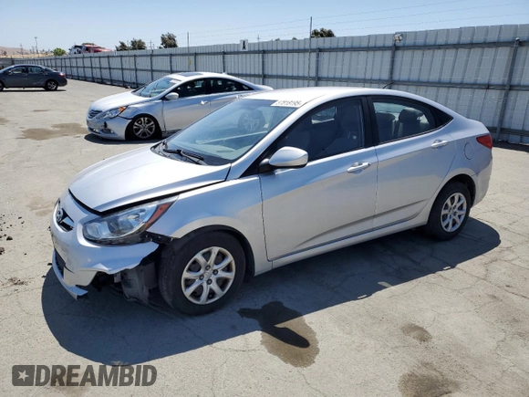 2013 Hyundai Accent GLS z VIN KMHCT4AE5DU416853, wystawiony jako Copart lot #57818195 z przebiegiem 84 550 mil mil oraz Szkoda całkowita • Salvage title. Historia ofert i sprzedaży dostępna na DreamBid. Obrazek 1.