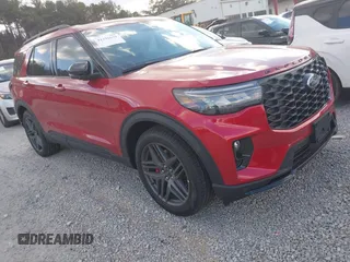 2025 Ford Explorer ST z VIN 1FMWK8GC4SGB27021, wystawiony jako IAAI lot #41391659 z przebiegiem 1 302 mil mil oraz . Historia ofert i sprzedaży dostępna na DreamBid. Obrazek 1.