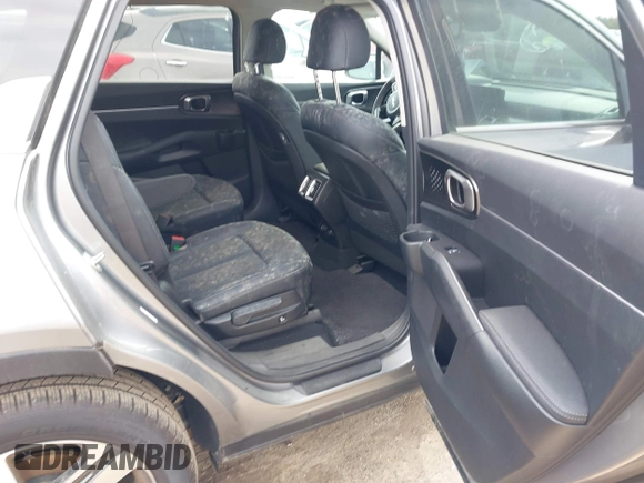 2023 Kia Sorento EX z VIN KNDRHDLG6P5209630, wystawiony jako IAAI lot #41967082 z przebiegiem 4095 mil mil oraz . Historia ofert i sprzedaży dostępna na DreamBid. Obrazek 8.
