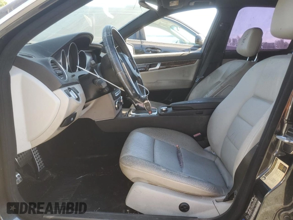 2012 Mercedes-Benz C 250 Sport z VIN WDDGF4HB9CR196617, wystawiony jako Copart lot #88819825 z przebiegiem Nie podano mil oraz Szkoda całkowita • Salvage title. Historia ofert i sprzedaży dostępna na DreamBid. Obrazek 7.