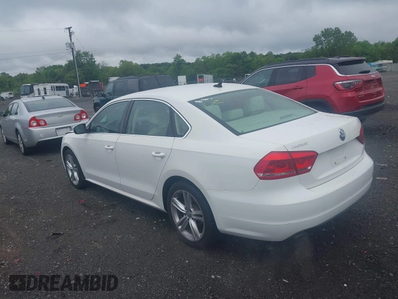 2014 Volkswagen Passat SE z VIN 1VWBT7A33EC032459, wystawiony jako IAAI lot #42259640 z przebiegiem 168 706 mil mil oraz . Historia ofert i sprzedaży dostępna na DreamBid. Obrazek 3.