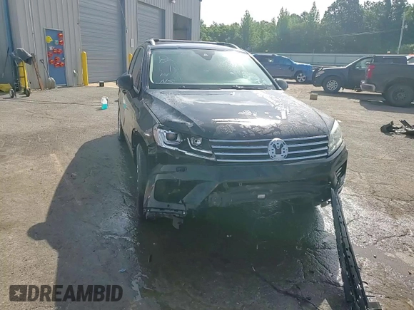 2016 Volkswagen Touareg Sport z VIN WVGEP9BP3GD004865, wystawiony jako Copart lot #87610915 z przebiegiem Nie podano mil oraz Szkoda całkowita • Salvage title. Historia ofert i sprzedaży dostępna na DreamBid. Obrazek 16.