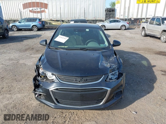 2018 Chevrolet Sonic LT z VIN 1G1JD5SG2J4117386, wystawiony jako IAAI lot #42162352 z przebiegiem 55 798 mil mil oraz . Historia ofert i sprzedaży dostępna na DreamBid. Obrazek 13.