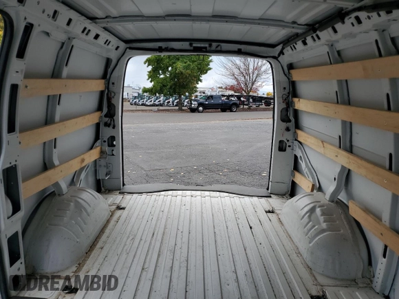 2022 GMC Savana Cargo z VIN 1GTW7AFP1N1188822, wystawiony jako Copart lot #76135484 z przebiegiem 24 056 mil mil oraz Czysty tytuł • Clean title. Historia ofert i sprzedaży dostępna na DreamBid. Obrazek 10.