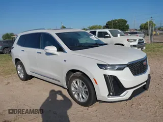 2023 Cadillac XT6 FWD Luxury z VIN 1GYKPAR40PZ136841, wystawiony jako IAAI lot #41941568 z przebiegiem 38 795 mil mil oraz . Historia ofert i sprzedaży dostępna na DreamBid. Obrazek 1.