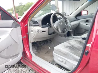 2007 Toyota Camry CE z VIN 4T1BE46K07U143605, wystawiony jako IAAI lot #42309258 z przebiegiem 142 489 mil mil oraz . Historia ofert i sprzedaży dostępna na DreamBid. Obrazek 5.