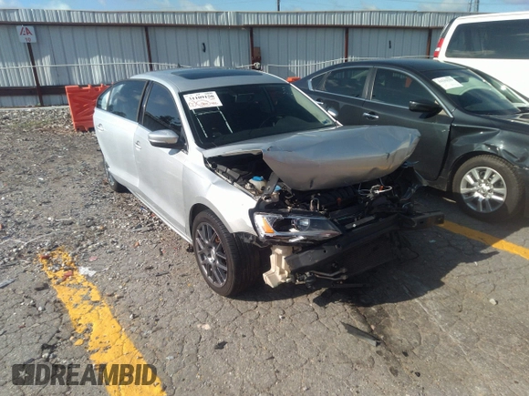 2011 Volkswagen Jetta SEL z VIN 3VWLX7AJ6BM307484, wystawiony jako IAAI lot #38965584 z przebiegiem 137 048 mil mil oraz . Historia ofert i sprzedaży dostępna na DreamBid. Obrazek 1.