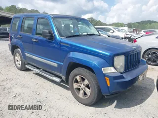2009 Jeep Liberty Sport z VIN 1J8GP28K89W526603, wystawiony jako IAAI lot #42182356 z przebiegiem 236 393 mil mil oraz . Historia ofert i sprzedaży dostępna na DreamBid. Obrazek 1.