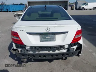 2015 Mercedes-Benz C 250 z VIN WDDGJ4HB5FG387742, wystawiony jako IAAI lot #41843773 z przebiegiem 77 548 mil mil oraz . Historia ofert i sprzedaży dostępna na DreamBid. Obrazek 16.