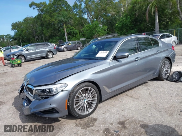 2019 BMW 5 Series 530i z VIN WBAJA5C50KBX87929, wystawiony jako IAAI lot #42546731 z przebiegiem 50 129 mil mil oraz . Historia ofert i sprzedaży dostępna na DreamBid. Obrazek 2.